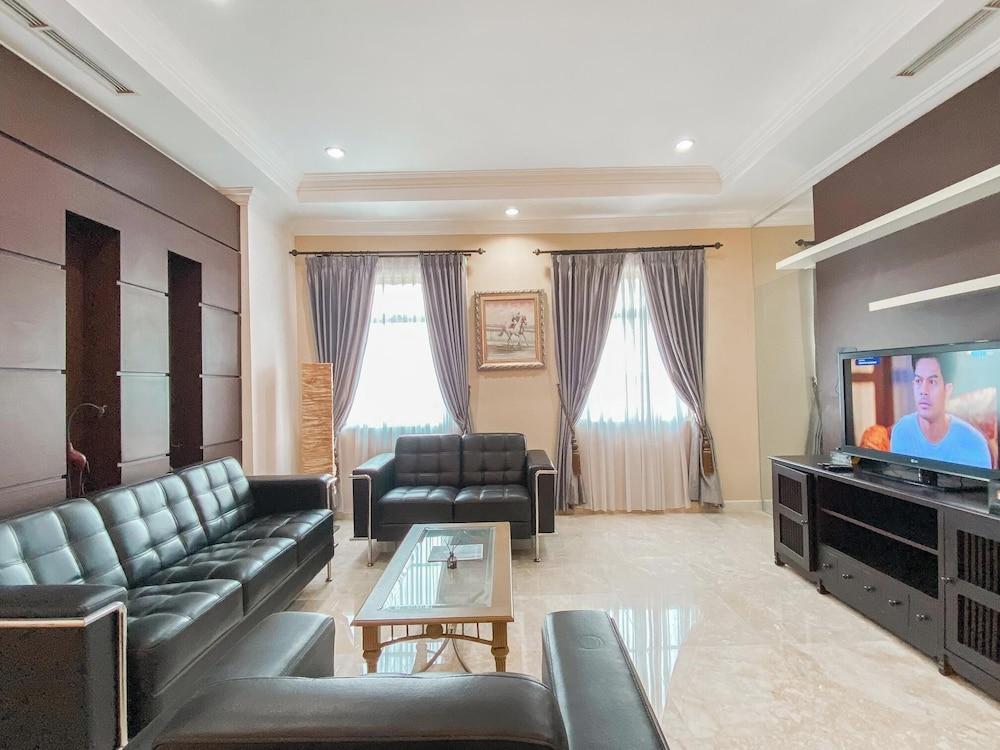 Spacious And Modern Look 3Br Bellezza Apartment - Tap to explore photos