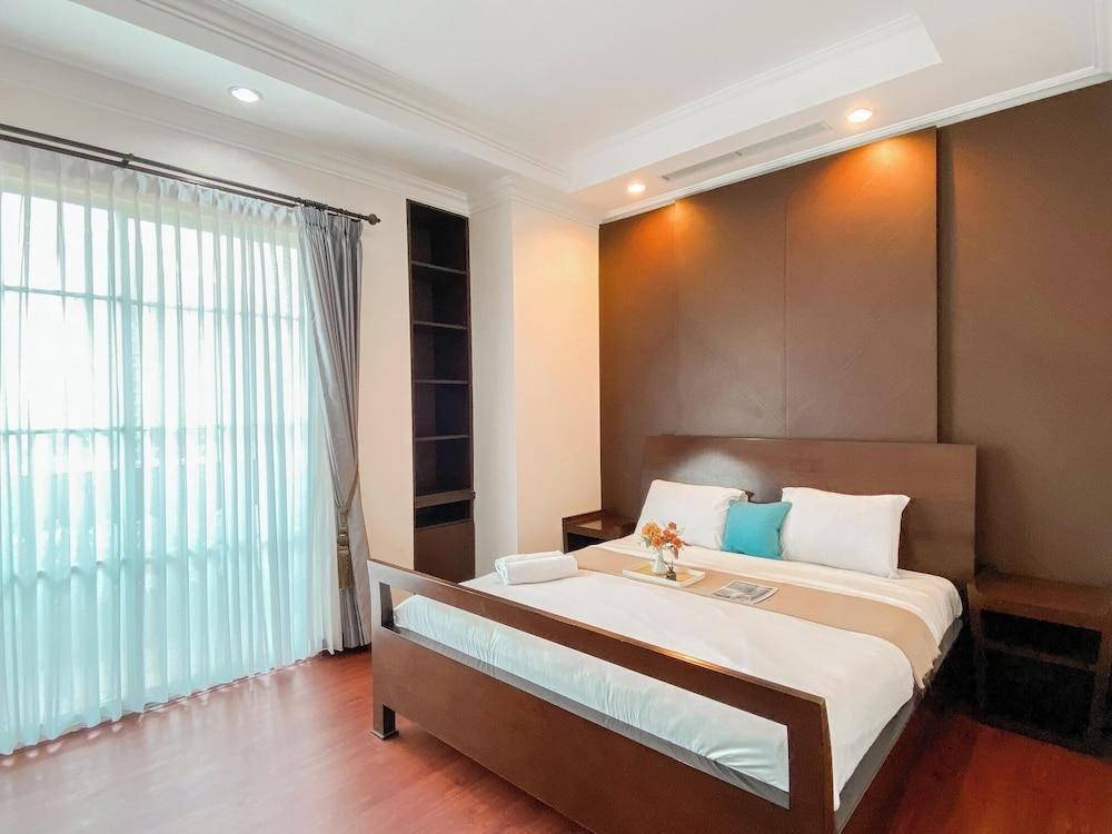 Spacious And Modern Look 3Br Bellezza Apartment Room Type - Deluxe Apartment Spacious And Modern Look 3Br Bellezza Apartment Room Type - Deluxe Apartment