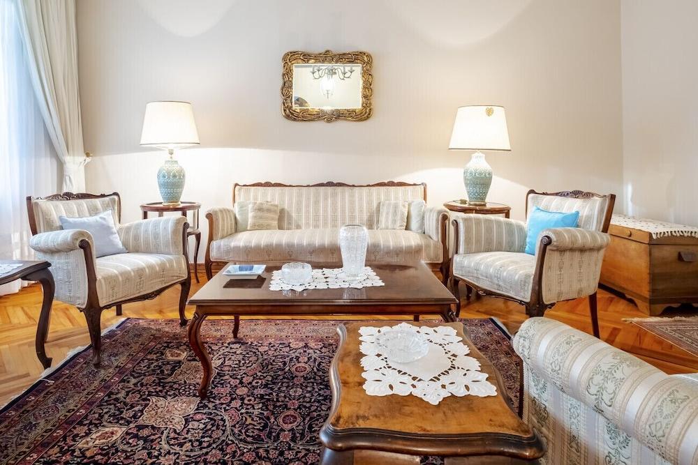 Chic Flat With Balcony Close to Caddebostan Shore
