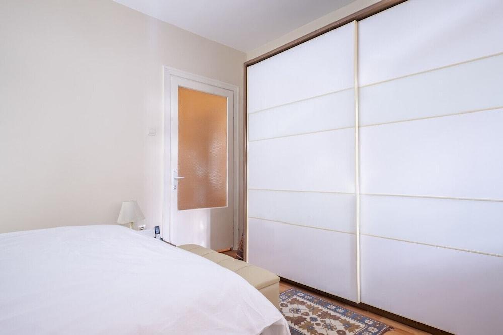 Chic Flat With Balcony Close to Caddebostan Shore - Tap to explore photos