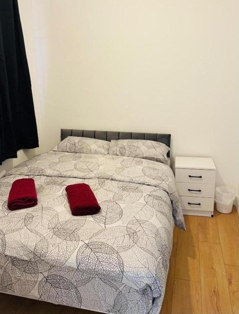 OYO Dorset House At Upton Park Room Type - Standard Double Room