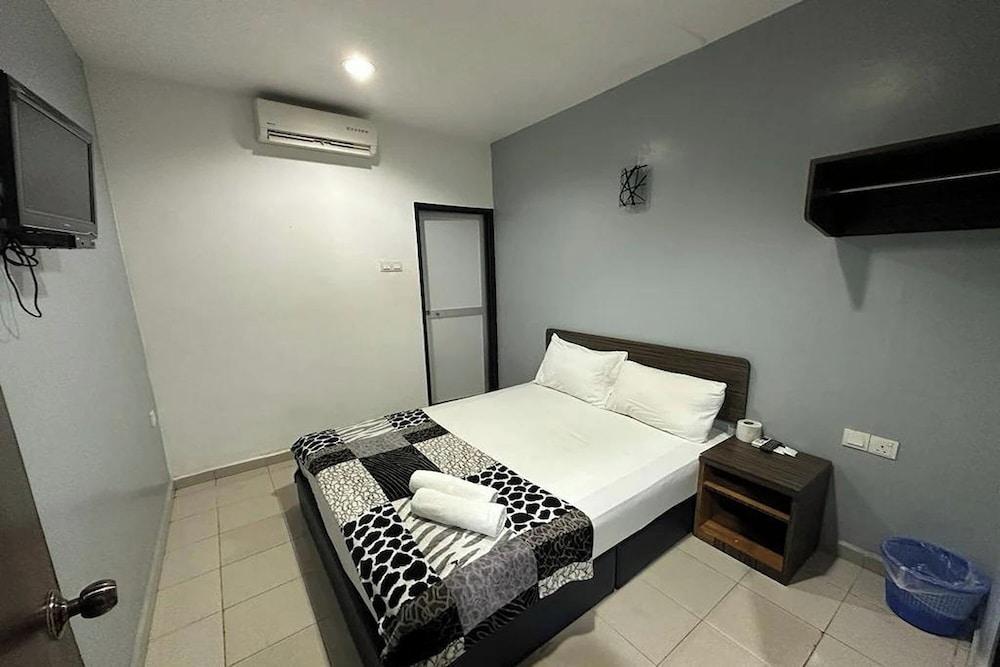 Hotel Dlima Inn Langkawi - Tap to explore photos
