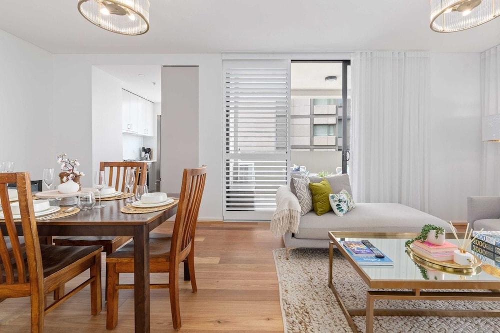 Central Redfern Home With Balcony Escape - Tap to explore photos