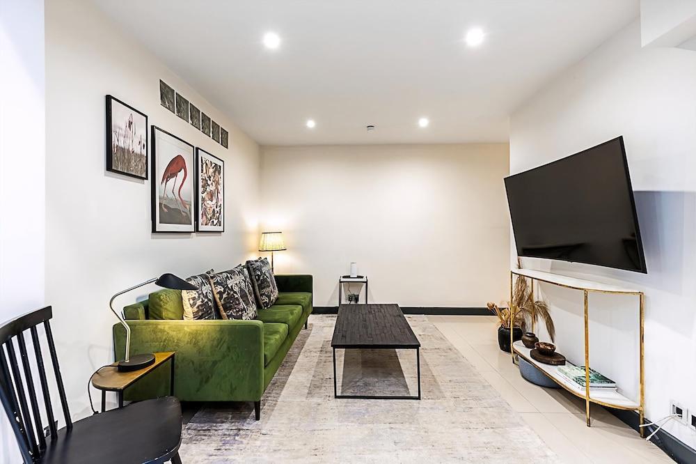 Stylish Shepherd's Bush Flat With Patio - Tap to explore photos
