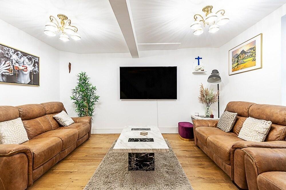 Spacious 4-bed House Near Liverpool St