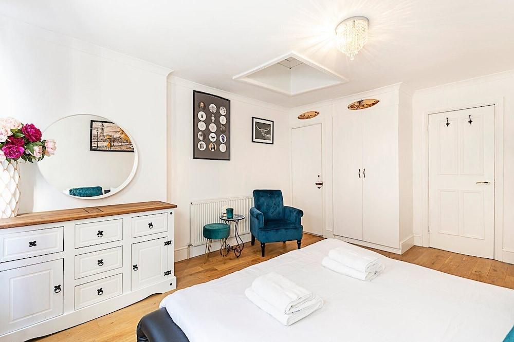 Spacious 4-bed House Near Liverpool St - Tap to explore photos