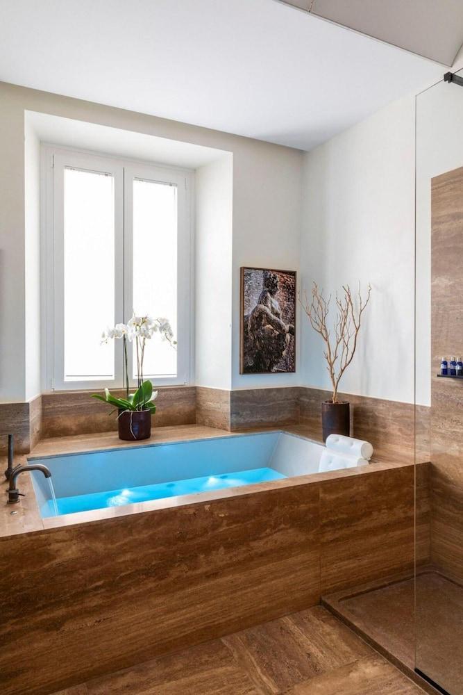 Luxurious Apartment in Rome - Tap to explore photos