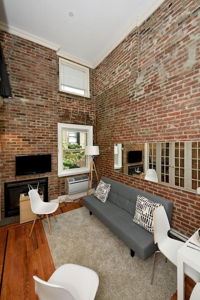Charming 3-bedroom Apartment in Midtown West - Tap to explore photos