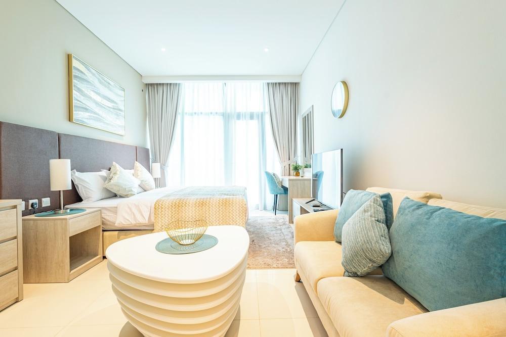 Elegant Studio in Palm Jumeirah - Tap to explore photos