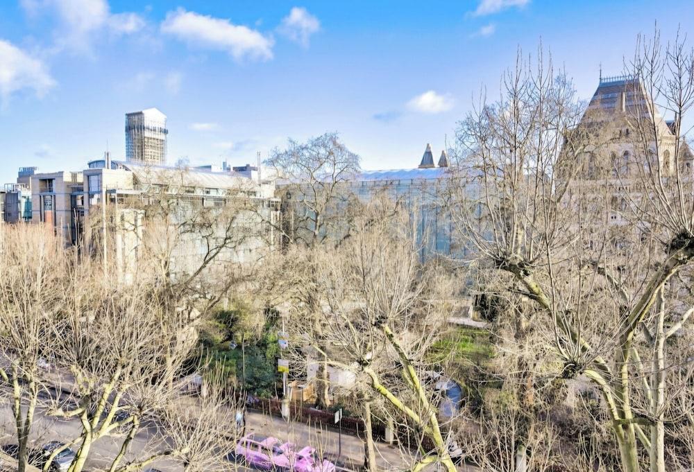 Luxury 3-bed Kensington Apartment - Sleeps 6 - Tap to explore photos