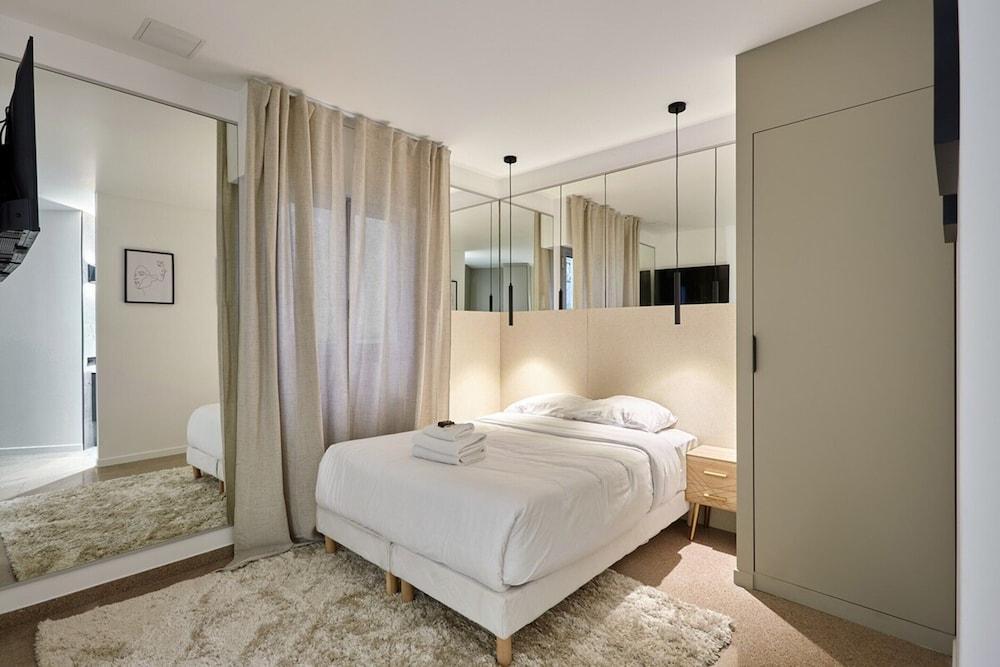 Modern Parisian Apartment Center of Paris - Tap to explore photos