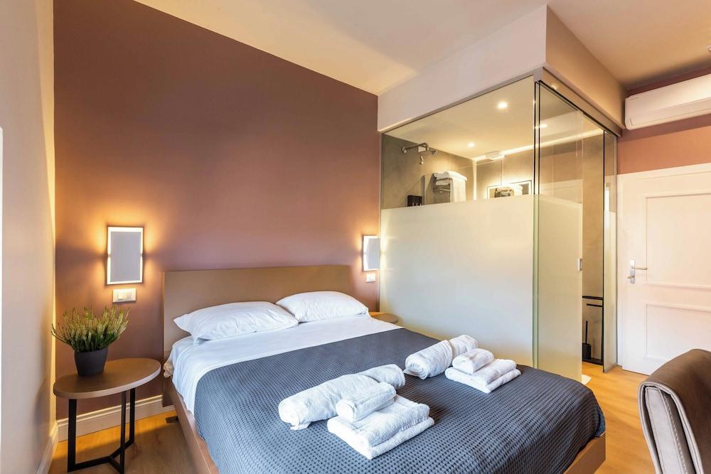 LUMINA3 Luxury Room Guest House, ROME Room Type - Junior Double Room, City View