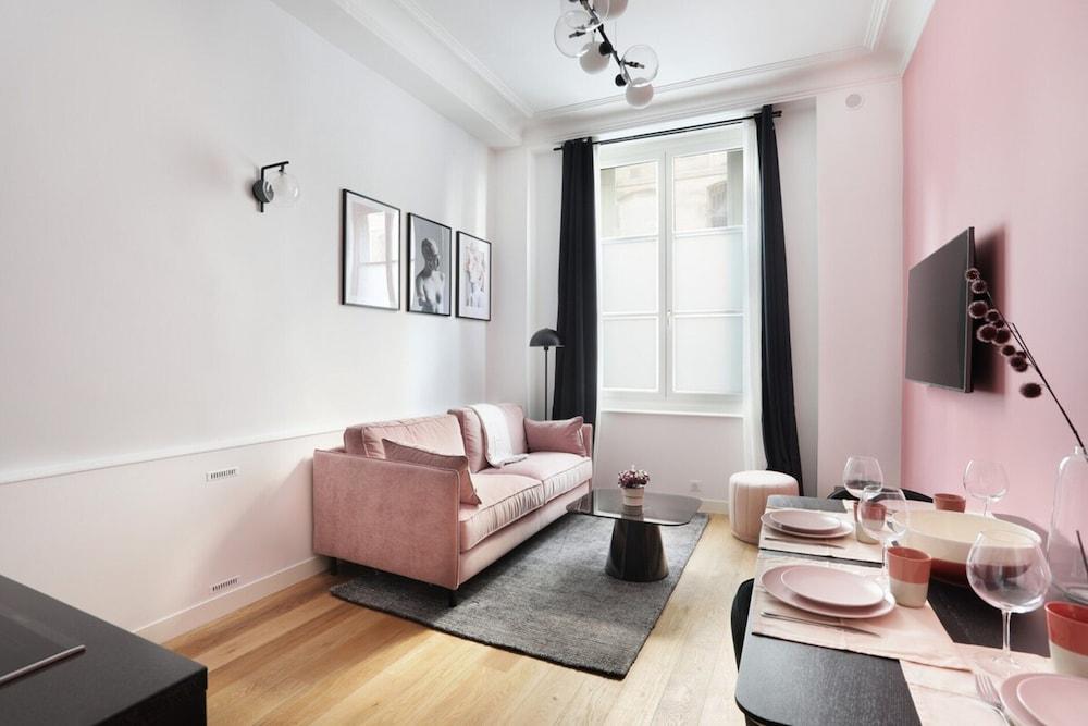 Charming Apartment Louvre Museum / Concorde - Tap to explore photos