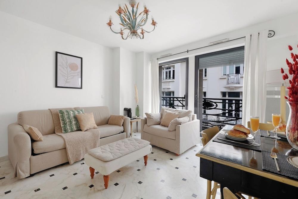 Stylish 2BR for 6 by Champs-Elysees Room Type - City Apartment, 2 Bedrooms, Non Smoking