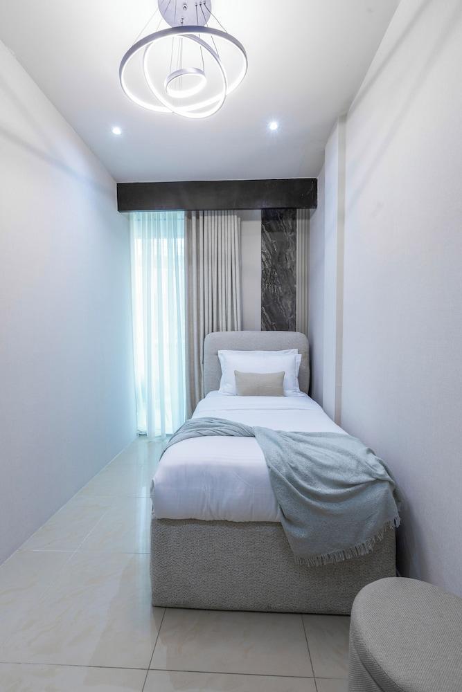 Stylish 2BR Business Bay Pool Access