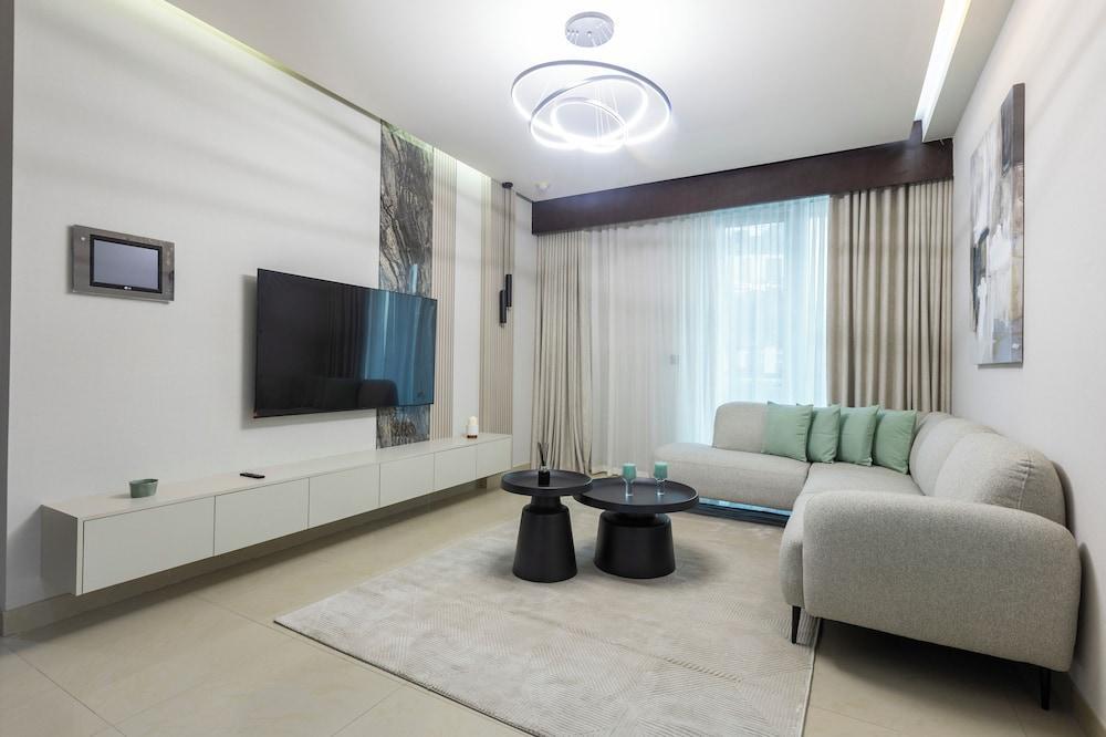 Stylish 2BR Business Bay Pool Access - Tap to explore photos