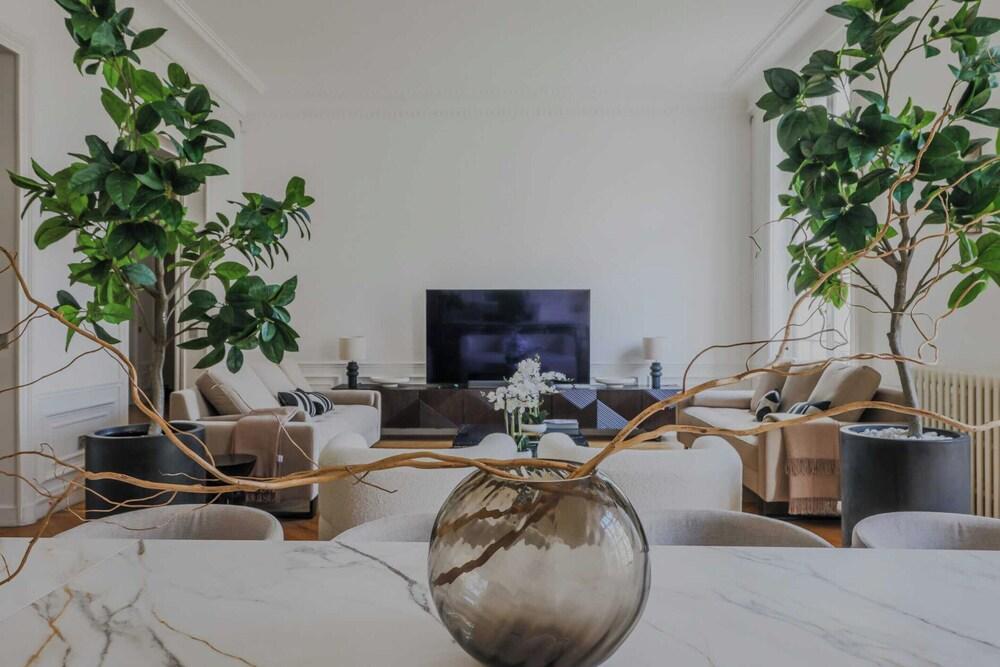 Spacious Apartment - 5br/12p - Chaillot - Tap to explore photos