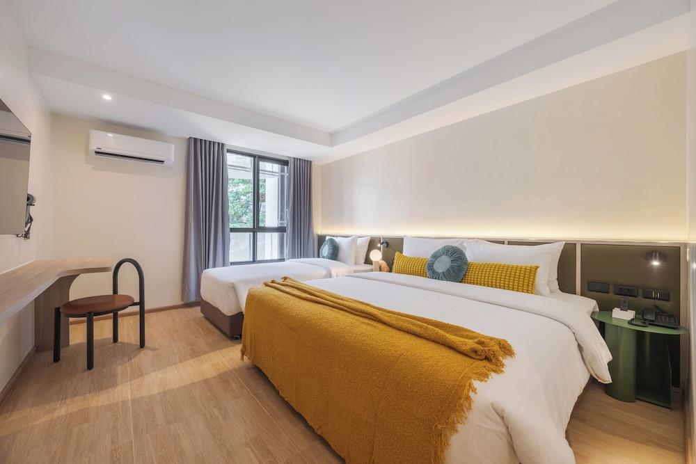 LILYBETH HOTEL PRATUNAM Room Type - Deluxe Triple Room LILYBETH HOTEL PRATUNAM Room Type - Deluxe Triple Room