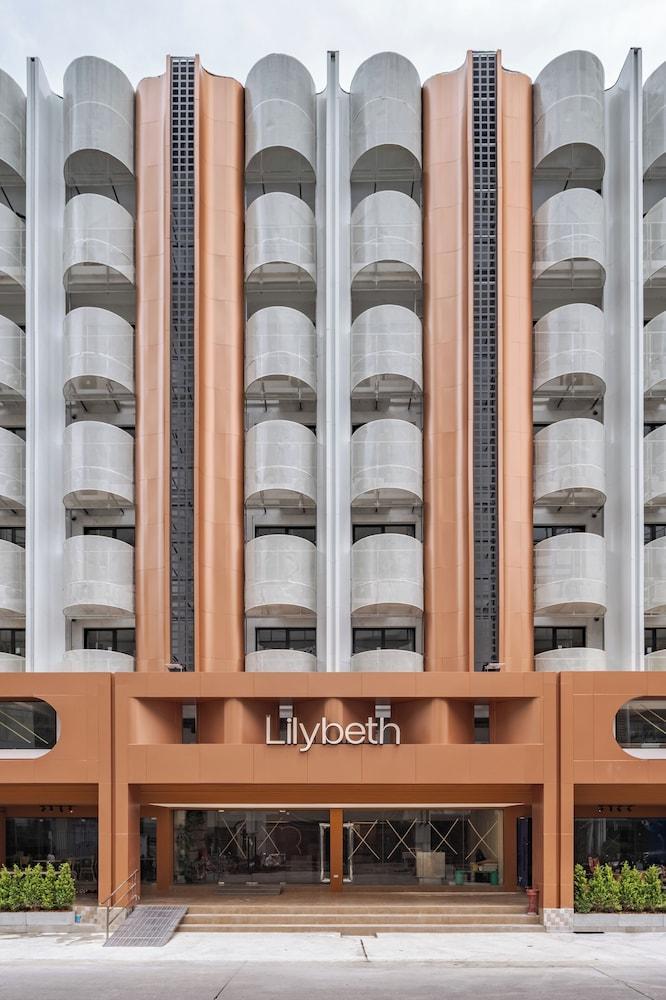 LILYBETH HOTEL PRATUNAM - Tap to explore photos