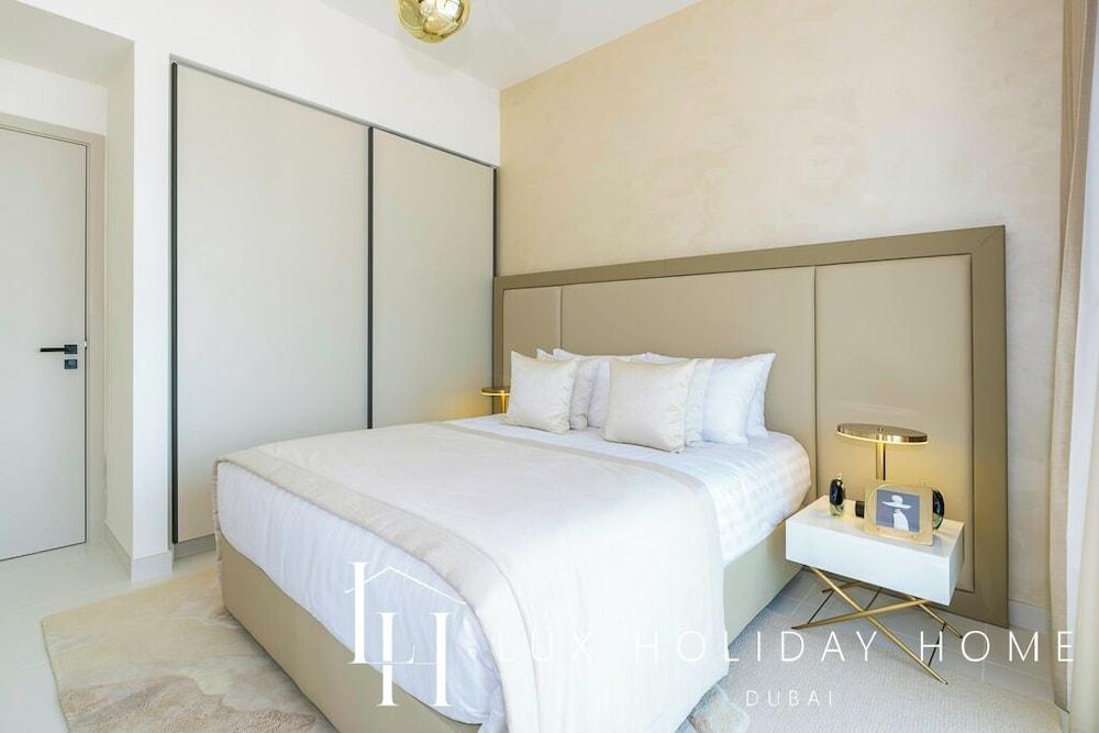 LUX The Marina Vista Beachfront Suite 3 - Tap to explore photos