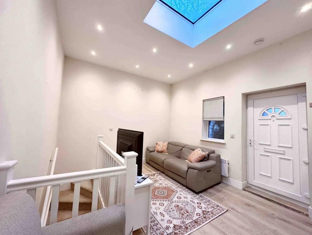 Charming Duplex 10min to London Bridge, Quiet - Tap to explore photos