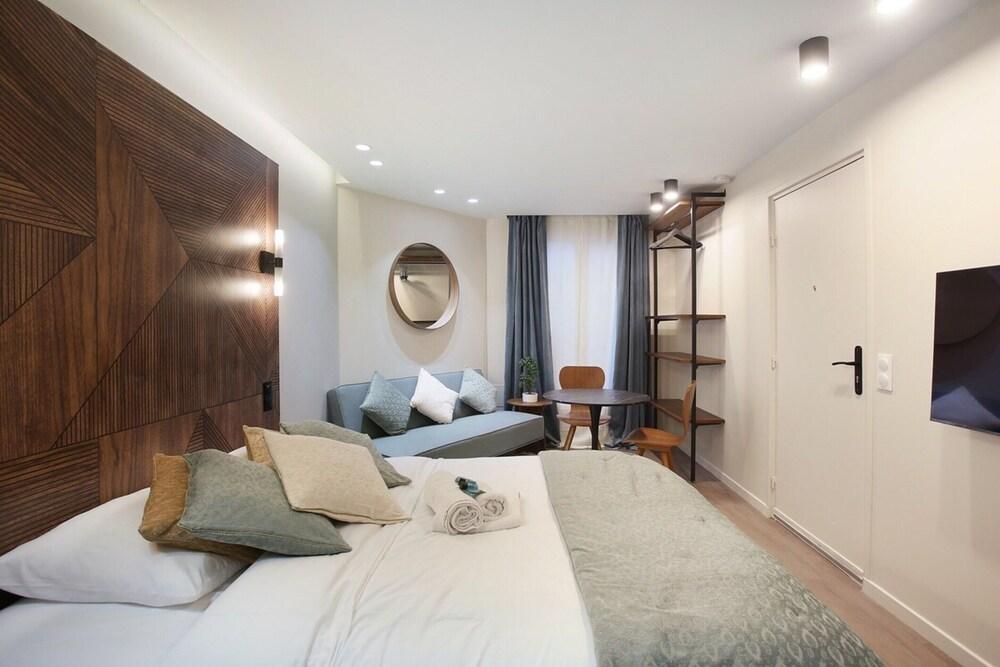 Modern Suite Center of Paris Montmartre - Tap to explore photos