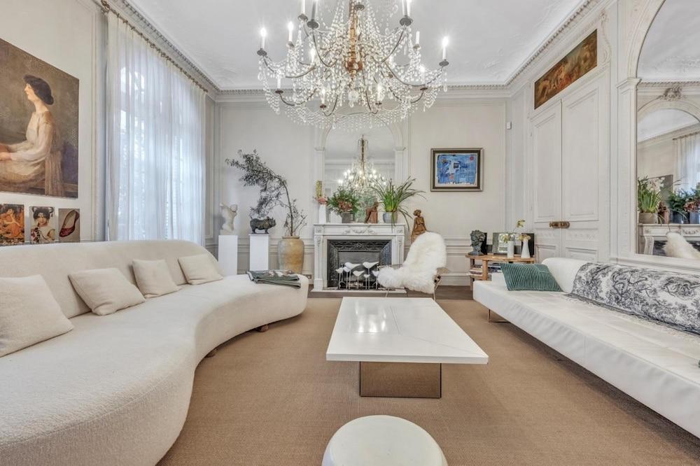 Luxury 5BR House Close to the Arc de Triomphe - Tap to explore photos