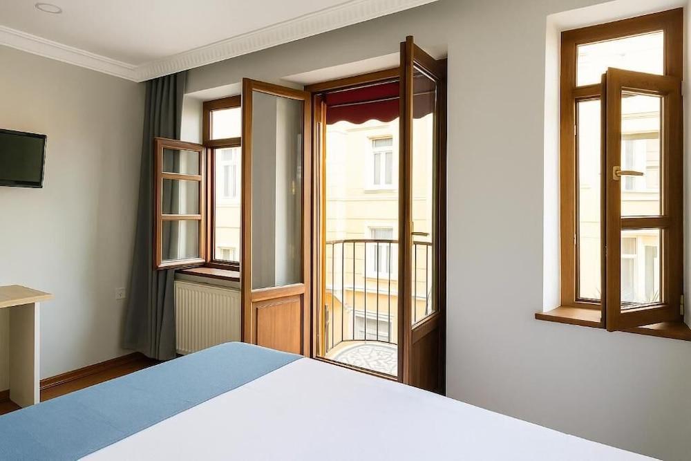 PeraHomes Room Type - Classic Apartment, Balcony