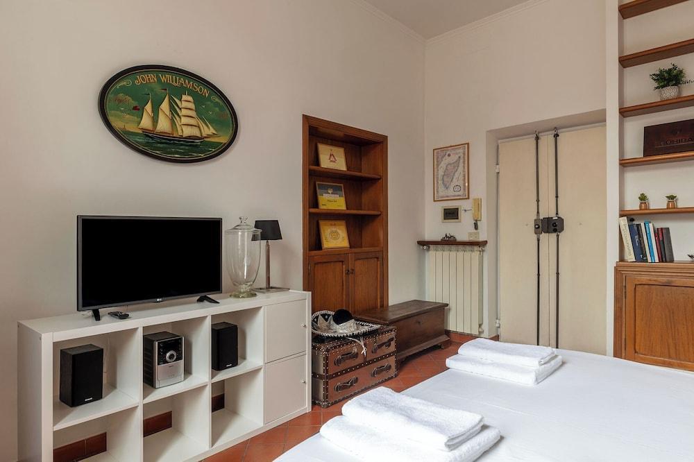 Modern Apt near Piazza di Spagna - Tap to explore photos