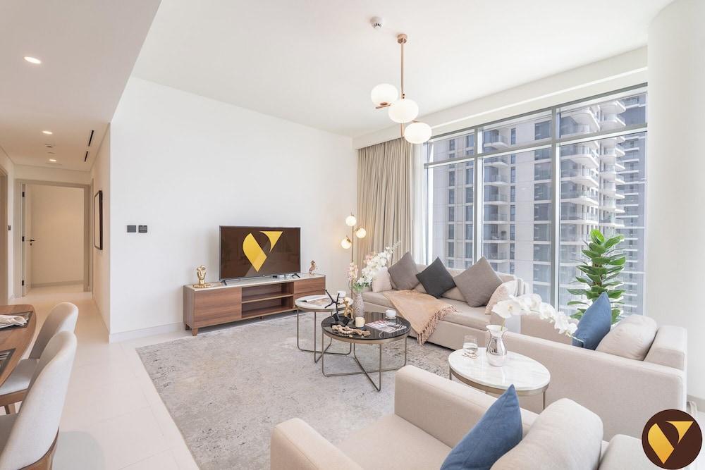 Vogue | Emaar Beachfront Marina Vista with Private Beach Access Room Type - Luxury Apartment, Beach View