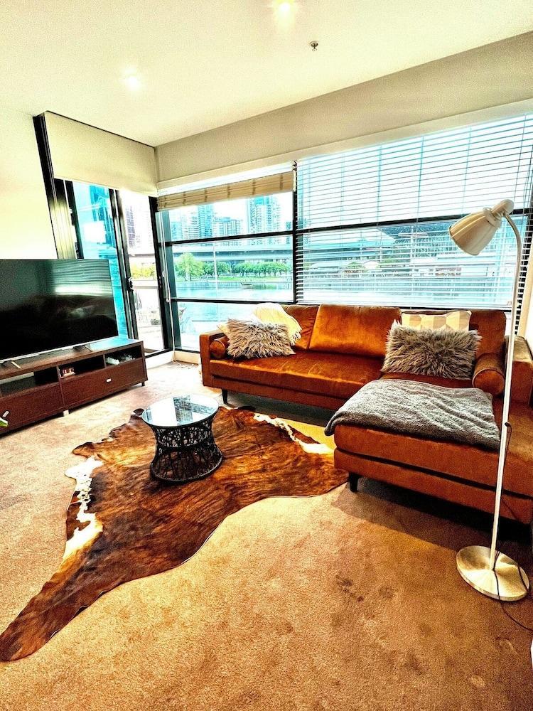 Luxurious Apartment With City Views and Yarra River - Tap to explore photos