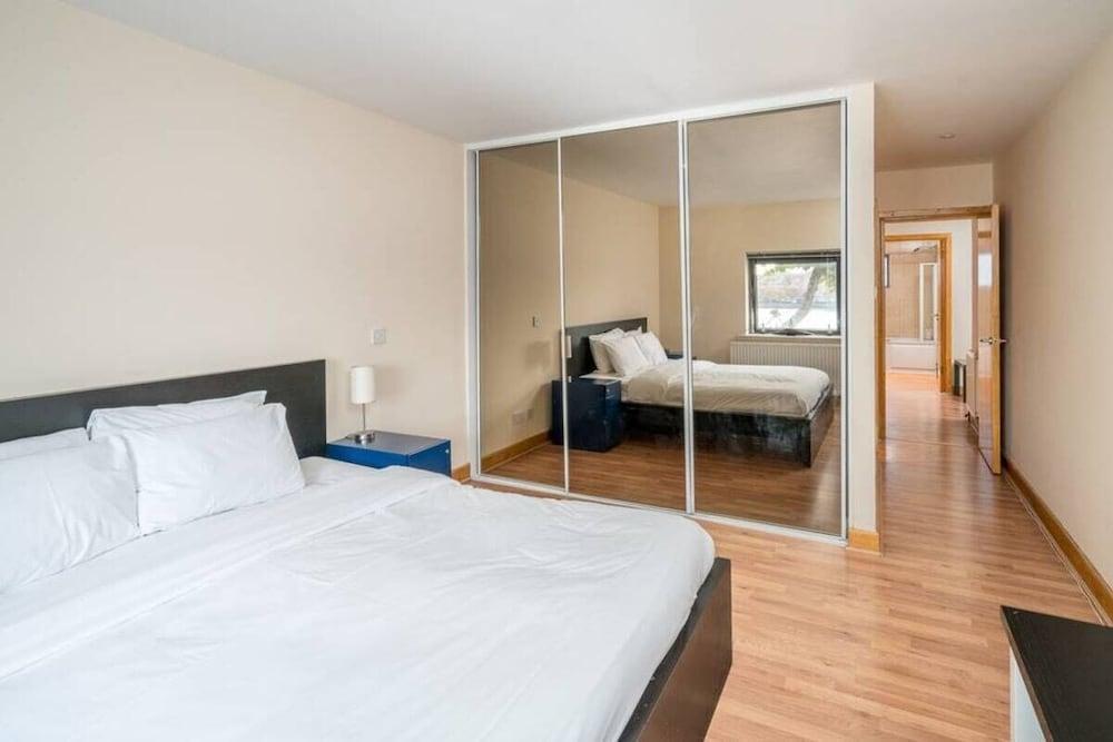 Bright 2 Bed 2 Bath apt Near Canary Wharf - Tap to explore photos