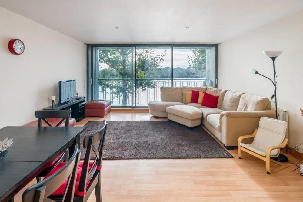 Bright 2 Bed 2 Bath apt Near Canary Wharf - Tap to explore photos