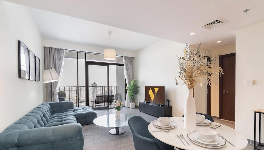 Vogue | Creek Edge Creek Harbor Waterfront Living Room Type - Luxury Apartment, Balcony, Harbor View