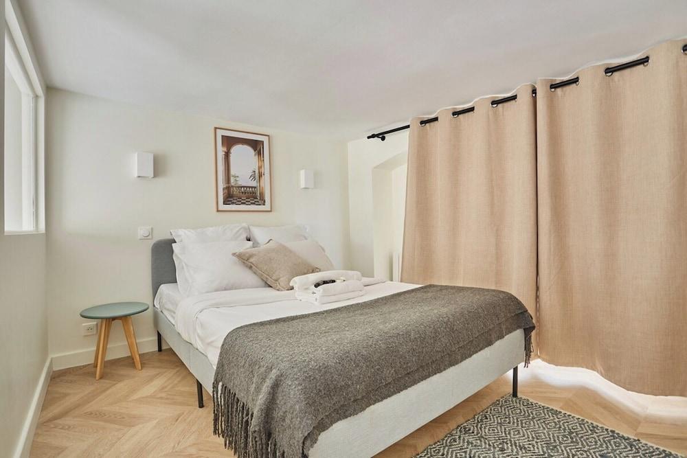 Charming Apartment St Germain des Pres - Tap to explore photos
