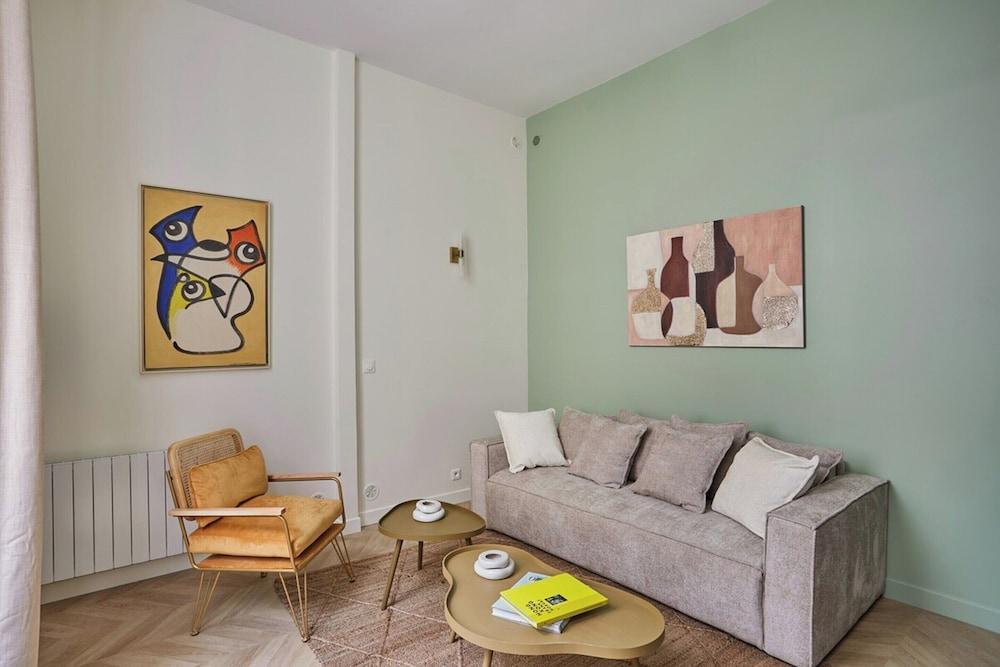 Charming Apartment St Germain des Pres - Tap to explore photos