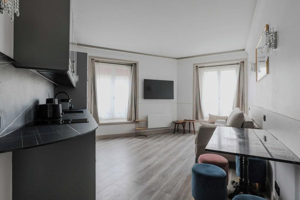 Charming Apartment - 1br/4p - Plaine-de-monceau - Tap to explore photos