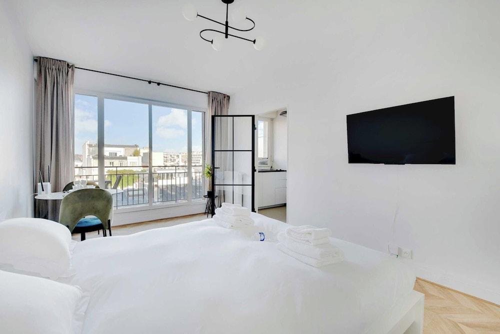Elegant Studio Near Trocadero - Tap to explore photos