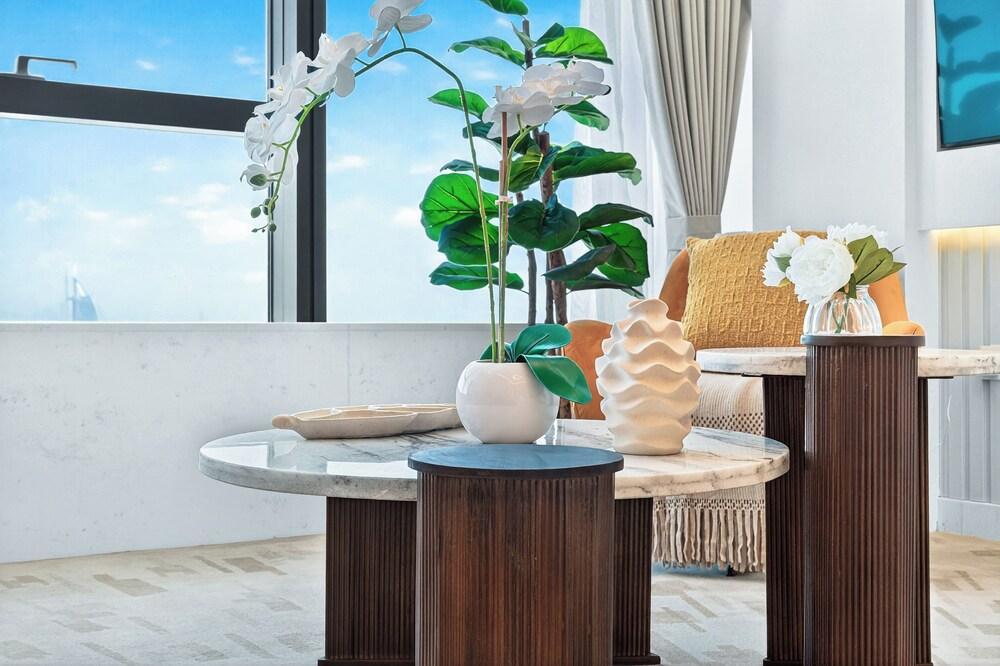 Palm Tower Palm Jumeirah By DVH Luxe - Tap to explore photos