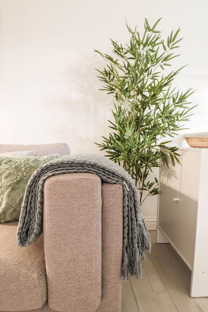 Right by Oval Station - 2 bed Flat Free Wifi - Tap to explore photos