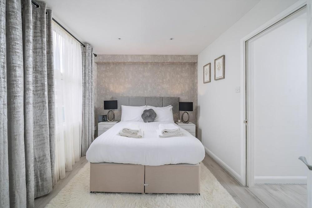 Modern South Wimbledon Stay - Tap to explore photos