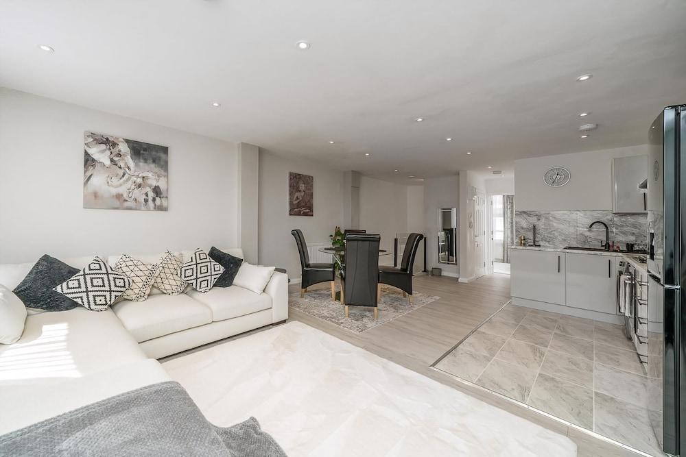 Modern South Wimbledon Stay - Tap to explore photos