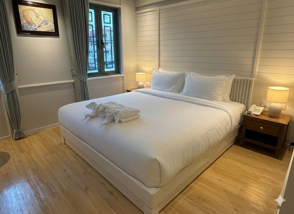 TUAN Hotel Bangkok near Wat Arun Room Type - Deluxe Double Room, City View