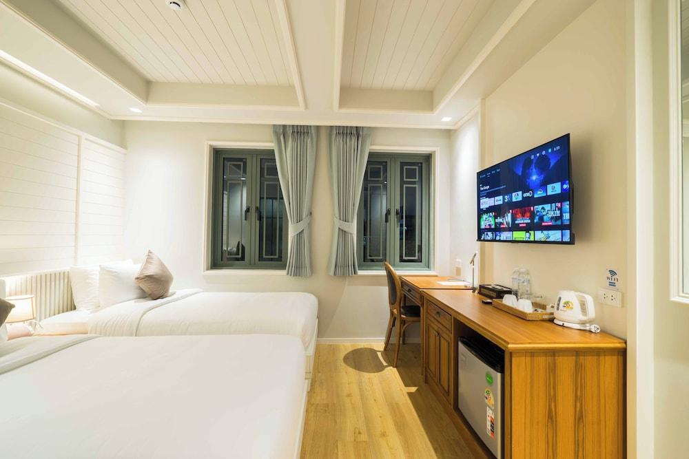 TUAN Hotel Bangkok near Wat Arun Room Type - Deluxe Twin Room, City View