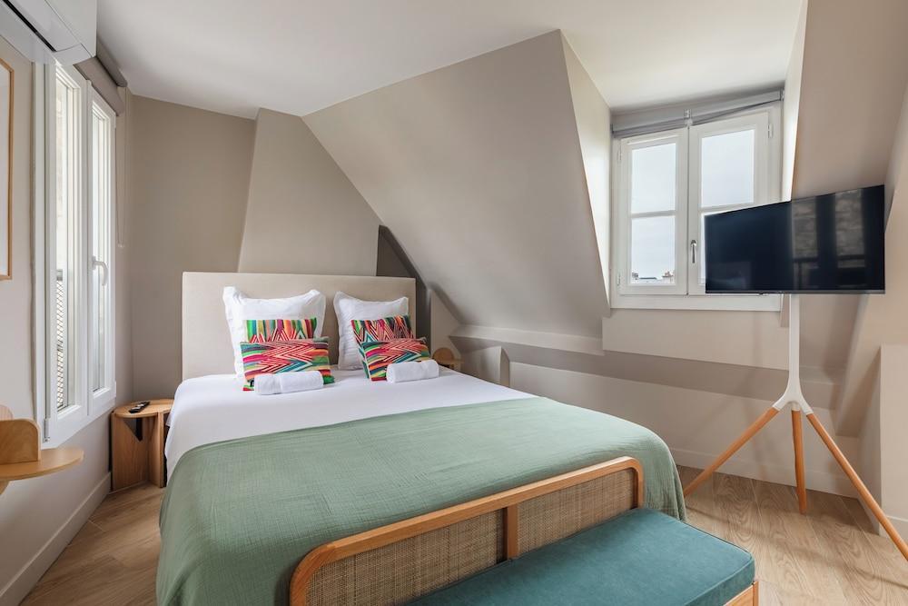 Appartements 4 boulevard Beaumarchais - Tap to explore photos