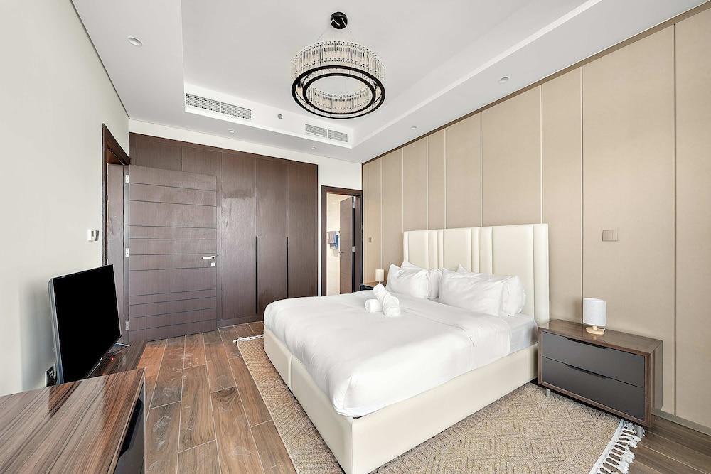 Elegant 1BR With Panoramic Views on Burj Khalifa - Tap to explore photos