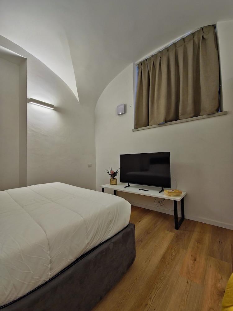 Major House Apartments - Tap to explore photos