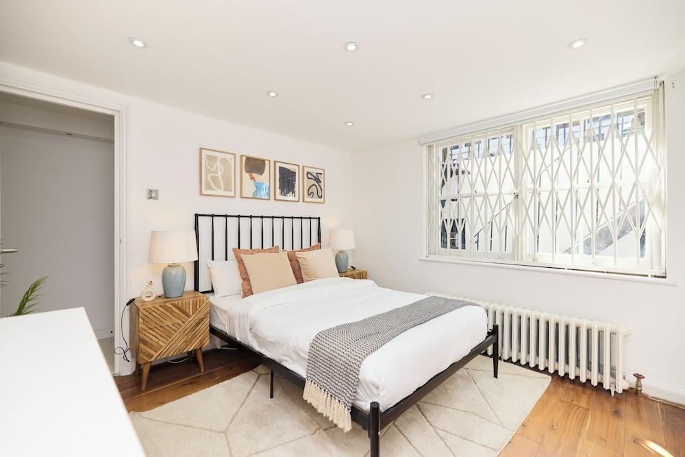 Garden Duplex in Islington - Tap to explore photos