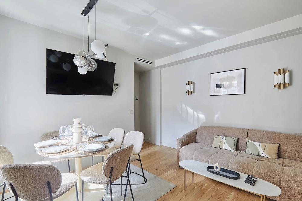 Charming 2bdr AC Le Marais Centre de Paris - Tap to explore photos