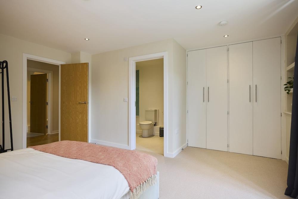 Putney Terrace Apartment - Tap to explore photos